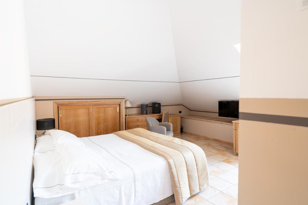 Hotel Ligure อาลัสซิโอ ภายนอก รูปภาพ