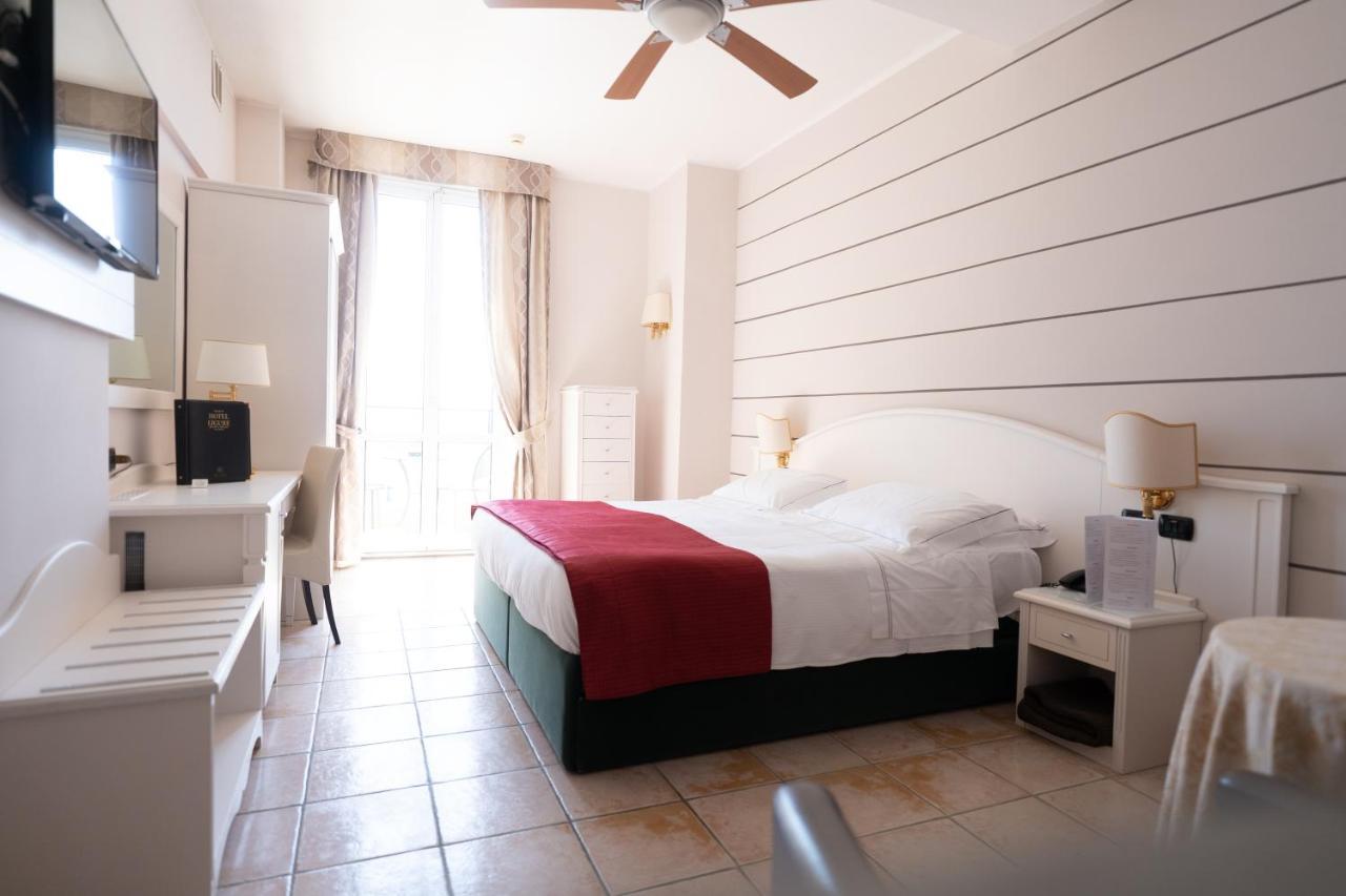 Hotel Ligure อาลัสซิโอ ภายนอก รูปภาพ