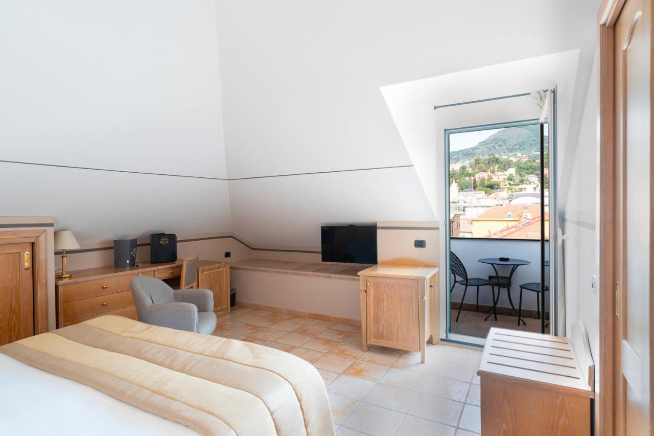 Hotel Ligure อาลัสซิโอ ภายนอก รูปภาพ