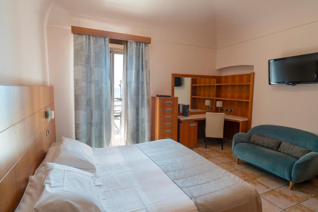 Hotel Ligure อาลัสซิโอ ภายนอก รูปภาพ