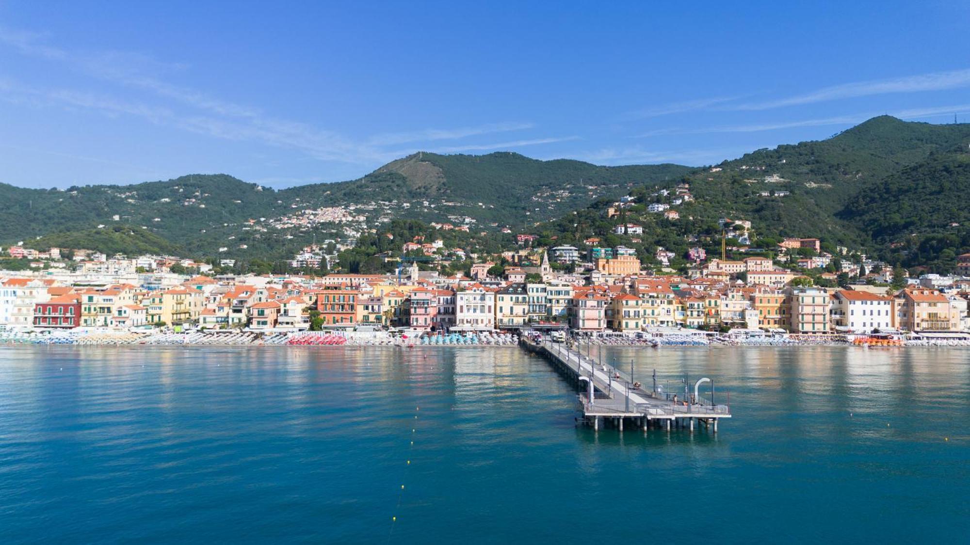 Hotel Ligure อาลัสซิโอ ภายนอก รูปภาพ