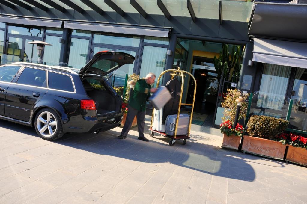 Hotel Ligure อาลัสซิโอ ภายนอก รูปภาพ