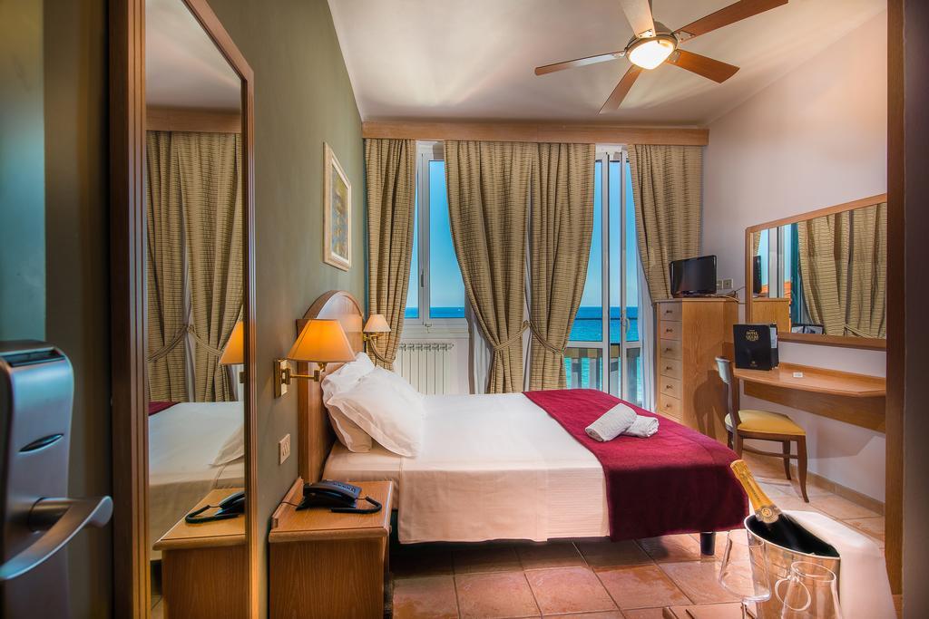 Hotel Ligure อาลัสซิโอ ภายนอก รูปภาพ