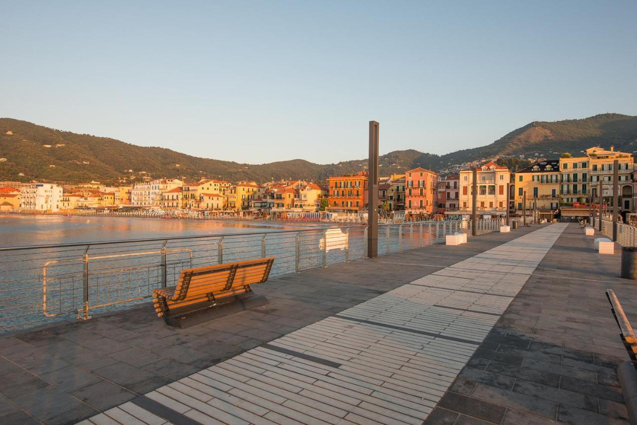 Hotel Ligure อาลัสซิโอ ภายนอก รูปภาพ