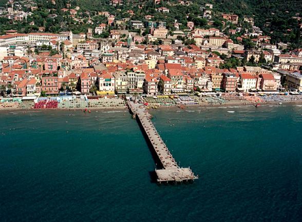 Hotel Ligure อาลัสซิโอ ภายนอก รูปภาพ