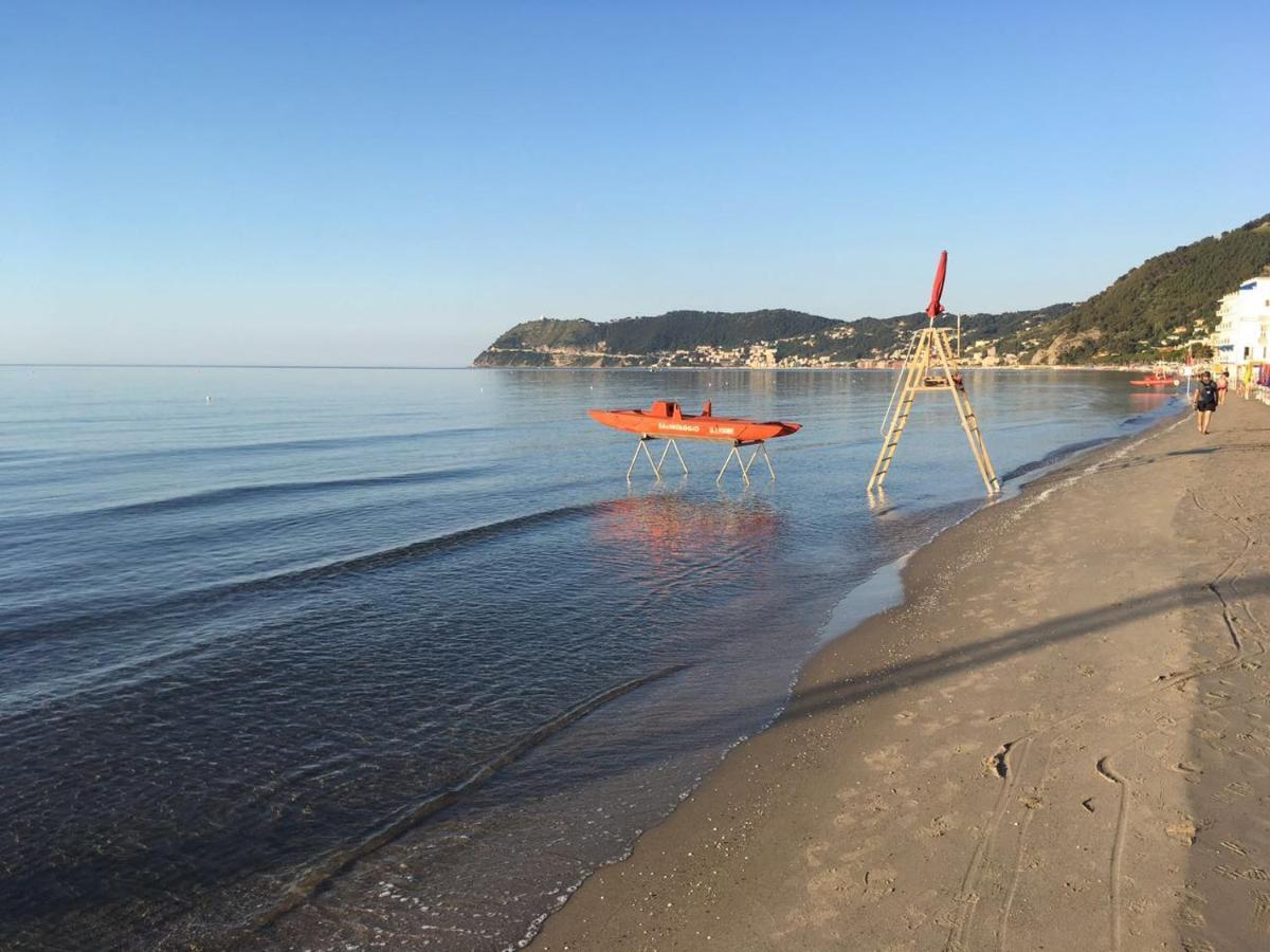 Hotel Ligure อาลัสซิโอ ภายนอก รูปภาพ