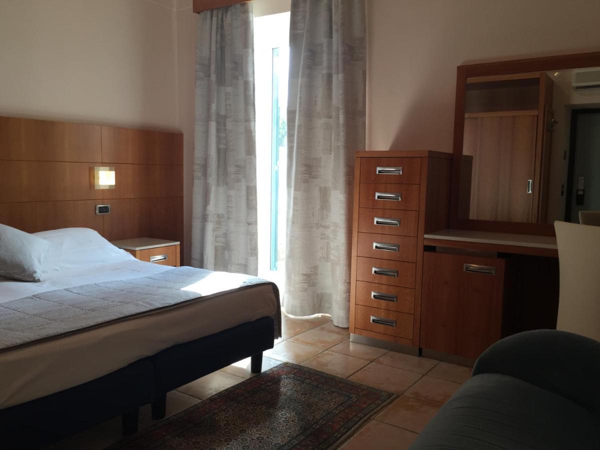 Hotel Ligure อาลัสซิโอ ภายนอก รูปภาพ